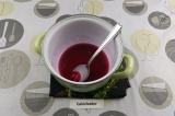 Шаг 2. Нагреть вишневый сок, добавить размоченный желатин, нагревать помешивая