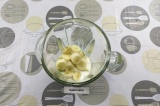 Шаг 3. Выложить в чашу блендера банан и авокадо, добавить сливки и мед.