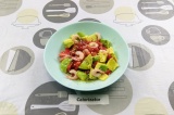 Готовое блюдо: салат с авокадо и креветками