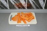 Шаг 3. Морковку нарезать слайсами.