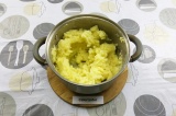 Шаг 3. Картофель размять в пюре с добавлением молока.