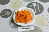 Шаг 2. Морковь нарезать кусочками.