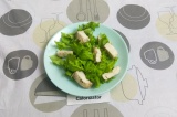 Шаг 8. На тарелку выложить листья салата и куриное филе.