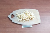 Шаг 5. Сыр также нарезать кубиками.