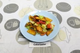 Готовое блюдо: теплый салат с бататом и овощами