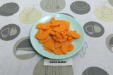 Шаг 4. Тонко нарезать морковь.
