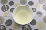 Шаг 4. Смешать сметану со сгущенкой и желатином, убрать в морозилку на 15 минут.