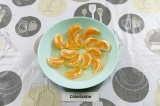Шаг 4. В глубокую тарелку или силиконовую форму выложить часть мандаринов и зали
