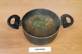 Шаг 10. Снять суп с плиты, добавить зелень, молоко и дать настояться 10 минут.
