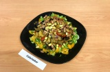 Готовое блюдо -  салат с жареными овощами и соусом Песто
