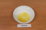 Шаг 1. Яйцо взбить с солью и сахарозаменителем.