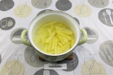Шаг 5. Картофель отварить в кипящей подсоленной воде 3 минуты.