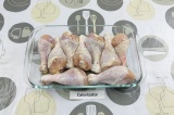 Шаг 1. Выложить куриные голени в форму для запекания, подсолить и поперчить.