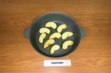 Шаг 7. Яблоки обжарить с двух сторон на антипригарной сковороде.