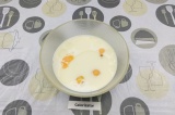 Шаг 1. В глубокой миске смешать яйца с молоком и маслом, добавить соль, сахар