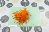 Шаг 1. Морковь нашинковать на терке для морковки по-корейски.