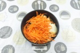 Шаг 4. Выложить грибы, лук и морковь. Не перемешивая накрыть крышкой и поставить