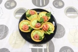 Тарталетки с авокадо и красной рыбой Тарталетки с авокадо и красной рыбой
