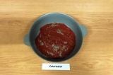 Шаг 8. Глубокую антипригарную форму смазать томатной пастой.