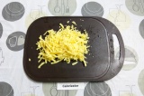 Шаг 8. Сыр натереть на терке.