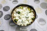 Шаг 9. На тесто выложить капусту, смазать сметаной со сливочным сыром.