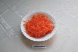 Шаг 2. Морковь помыть, почистить и натереть на крупной тёрке.