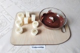 Шаг 4. Шоколад растопить в микроволновке (примерно 30 секунд), периодически пере
