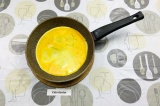 Шаг 5. Смазать сковороду маслом, влить яйца.