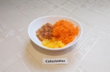 Шаг 4. В порционные салатники выложить морковь, мандарин и яблоко.
