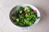 Шаг 7. В глубоком салатнике смешать овощи и зелень, заправив заправкой.
