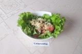 Готовое блюдо: салат из свежих овощей с зеленью