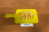 Шаг 3. Сыр нарезать кубиками 0,5х0,5 см.