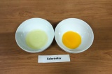 Шаг 1. Отделить желток от белка.