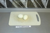 Шаг 4. Яйца отварить.