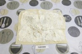Шаг 2. Смазать лист лаваша сыром, подсолить и поперчить.