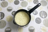 Шаг 3. Отварить рис в подсоленной воде до готовности.