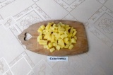 Шаг 1. Картофель почистить и нарезать кубиками.