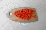Шаг 3. Морковь почистить и нарезать кубиками.