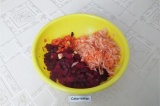 Шаг 4. В глубокий салатник выложить свеклу, морковь, картофель и квашеную капуст