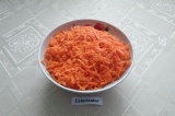 Шаг 2. Морковь почистить, помыть и натереть на крупной тёрке.