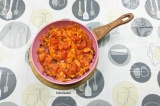 Шаг 8. Пассеровать лук, морковь и помидоры на оставшемся масле пять минут.