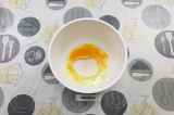 Шаг 1. Яйца разбить в миску и смешать с сахаром.