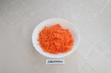 Шаг 3. Морковь помыть, почистить и натереть на крупной тёрке.