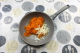 Шаг 5. Морковь и лук обжарить на небольшом количестве масла.