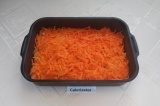 Шаг 6. В форму выложить лук, а затем морковь.