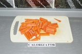 Шаг 2. Морковь нарезать брусочками.