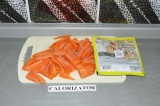 Шаг 3. Добавить морковь и приправу к мясу, обжарить в течение 5 минут.