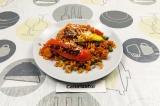 Готовое блюдо: томатный рис с запеченными овощами