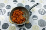 Шаг 3. Добавить к луку рис и томатный сок. Тушить под крышкой 20 минут, не перем