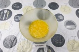 Шаг 1. Яйца смешать с солью.